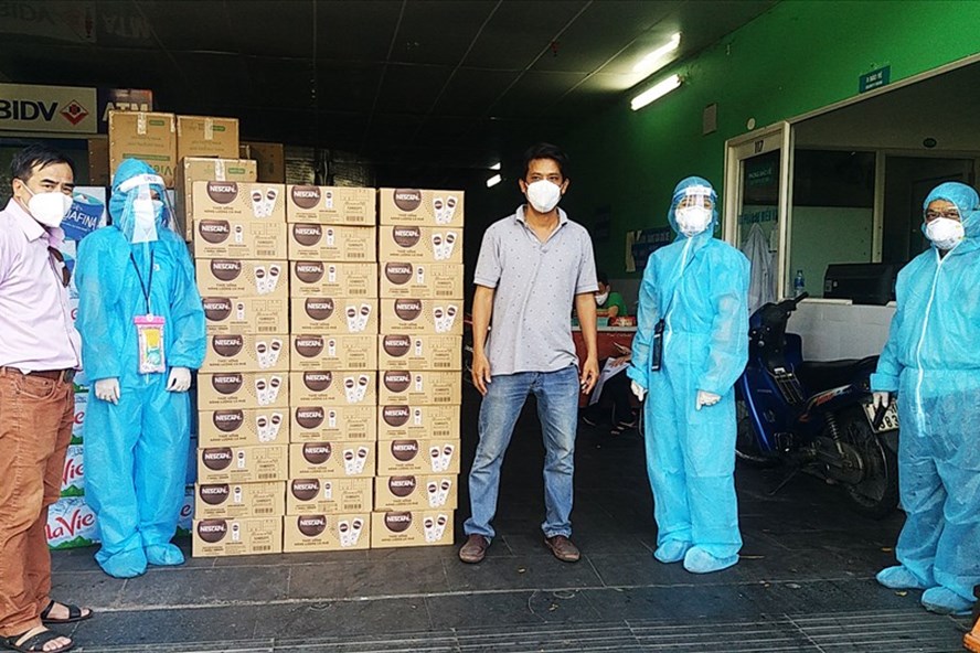 Quỹ XHTT Tấm lòng vàng Lao Động phối hợp với Cty Nestlé VN hỗ trợ y bác sĩ chống dịch COVID-19