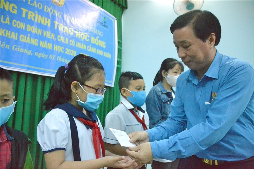 Kiên Giang: Trao học bổng Tấm lòng Vàng Lao Động