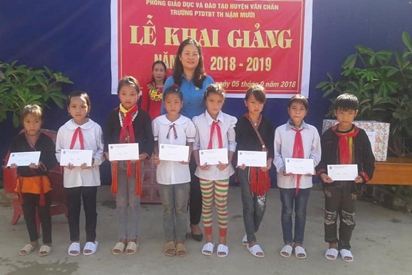 LĐLĐ tỉnh Yên Bái tặng 3.000 cuốn vở cho học sinh xã Nậm Mười
