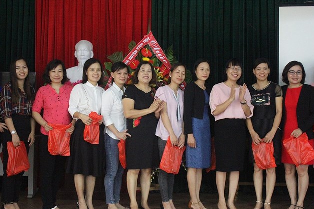 Quỹ Tấm lòng vàng Lao Động: Tặng quà cho nữ CNVCLĐ nhân dịp 20.10