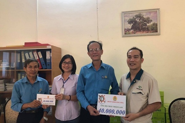 Cán bộ CĐ Taekwang Vina trao số tiền 40 triệu đồng ủng hộ bé Thảo Lam