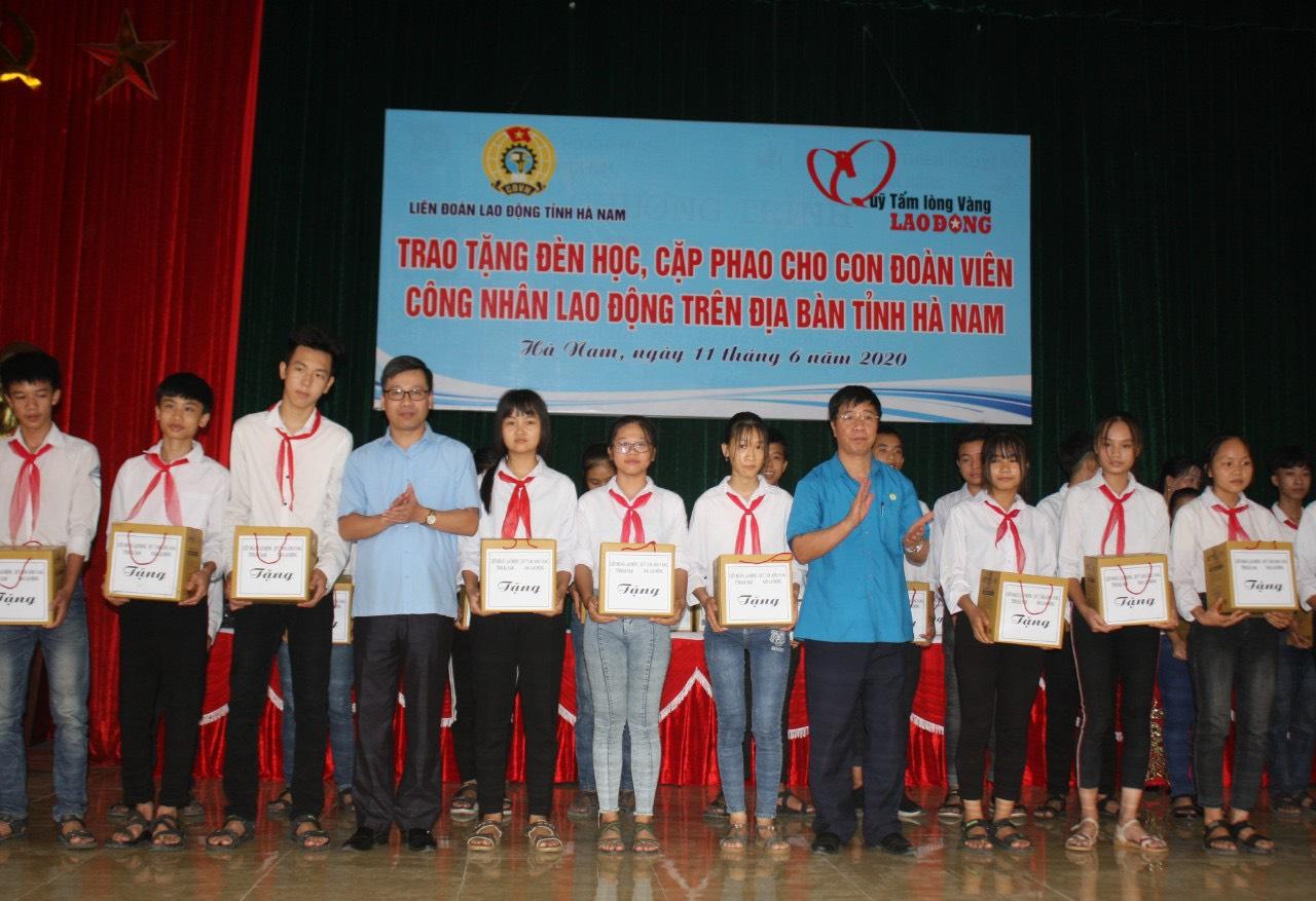 Trao tặng đèn bàn cho học sinh tại tỉnh Hà Nam