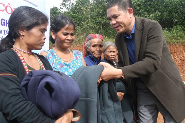 Trao áo ấm cho người dân nghèo ở biên giới Việt – Lào