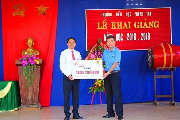 LĐLĐ Thừa Thiên- Huế: Trao 3.000 cuốn vở cho học sinh nhân ngày khai trường
