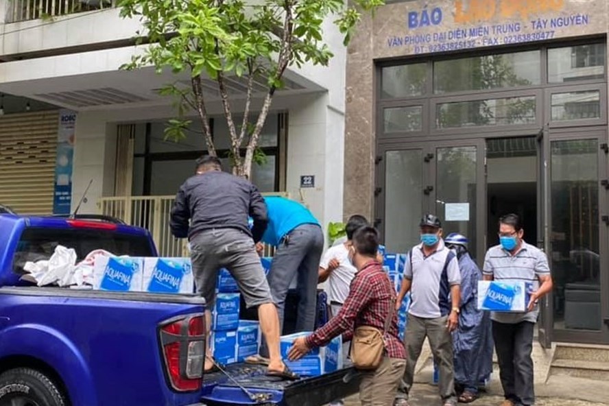 QUỸ XÃ HỘI TỪ THIỆN TẤM LÒNG VÀNG LAO ĐỘNG Tiếp nhận 4.000 chai dung dịch sát khuẩn của Công ty CP Bột giặt LIX