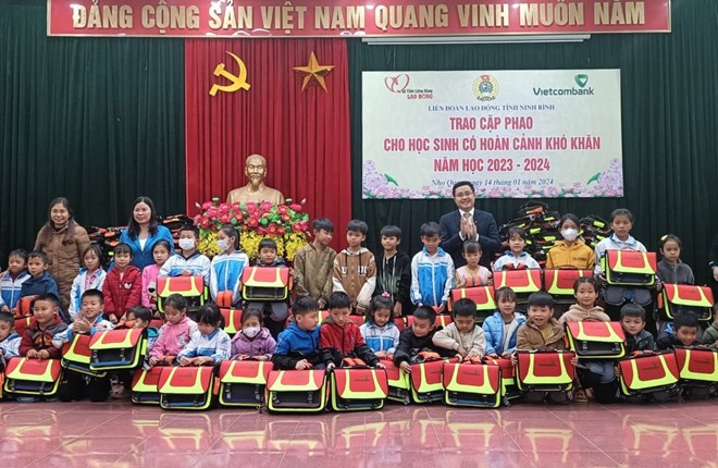 Trao tặng 200 cặp phao cứu sinh cho học sinh tại Ninh Bình