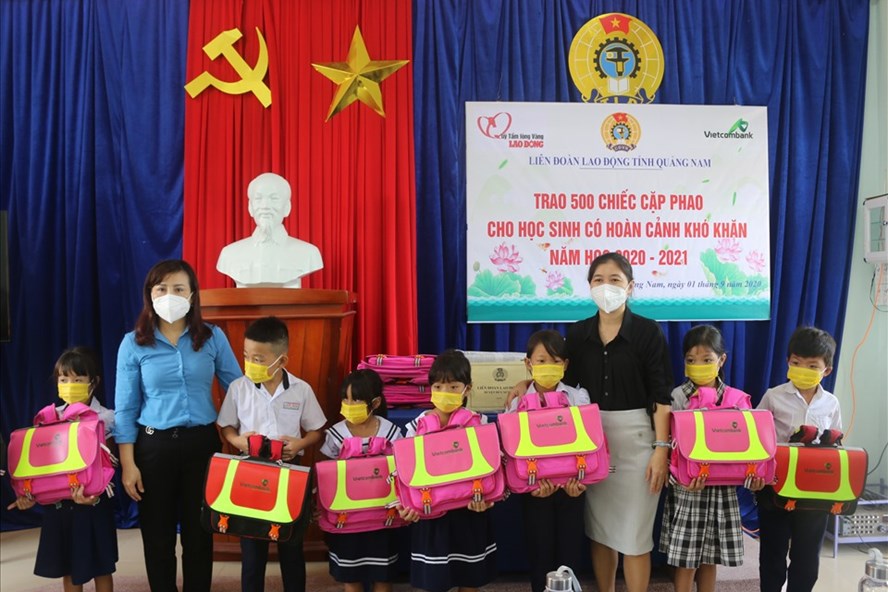 Cặp phao Quỹ Tấm lòng vàng đến với học sinh nghèo ở Quảng Nam