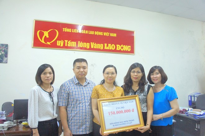 Công đoàn Y tế Việt Nam ủng hộ 150 triệu đồng giúp đỡ đồng bào miền Trung bị lũ lụt