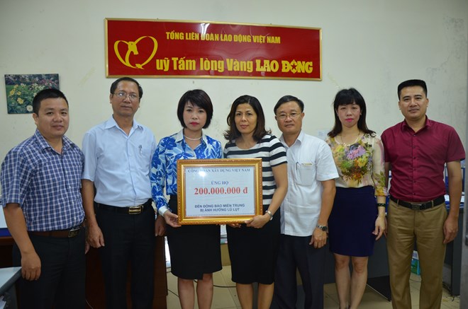 Công đoàn Xây dựng Việt Nam trao 200 triệu đồng ủng hộ bà con vùng lũ