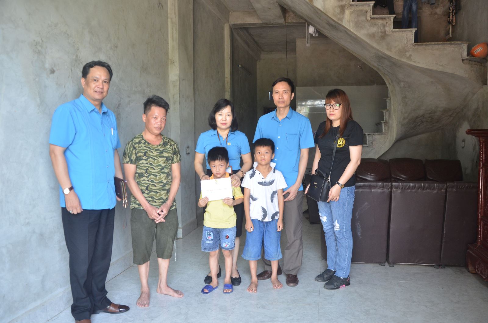 Liên đoàn Lao động tỉnh Bắc Ninh phối hợp Quỹ Tấm Lòng Vàng, tặng gia đình công nhân bị tai nạn lao động năm 2019.