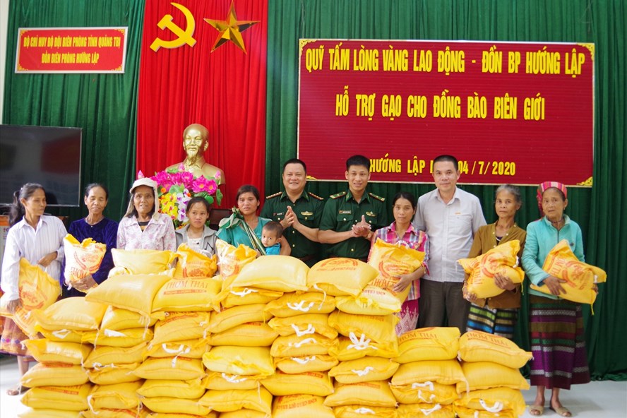 Hỗ trợ gạo cho đồng bào gặp khó do COVID-19 ở biên giới Việt-Lào