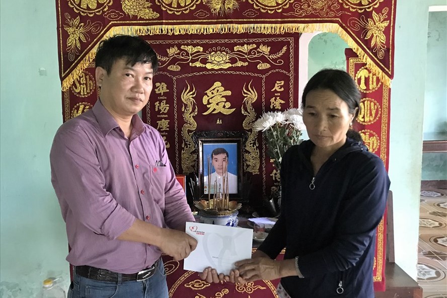 Quỹ Tấm lòng Vàng hỗ trợ gia đình người tử nạn trong lũ ở Bình Định