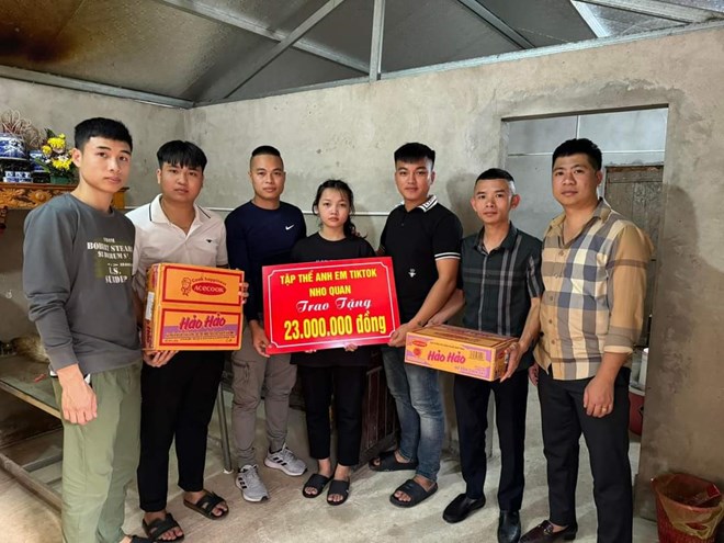 Hai chị em mồ côi cả cha lẫn mẹ ở Ninh Bình được hỗ trợ gần 130 triệu đồng