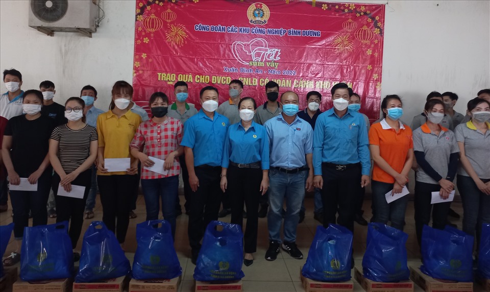 Công ty Samsung Việt Nam và Báo Lao Động hỗ trợ 40 công nhân ở Bình Dương