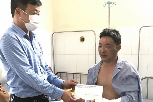 Bắc Giang: Tặng quà công nhân bị thương do hoả hoạn