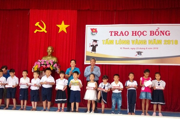 ĐLĐ thành phố Vị Thanh (Hậu Giang): Hơn 77 triệu đồng hỗ trợ cho học sinh đầu năm học mới.