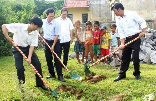 Học sinh và người dân bản Lâm Ninh rất vui mừng khi phòng học cho học sinh nơi đây được khởi công.