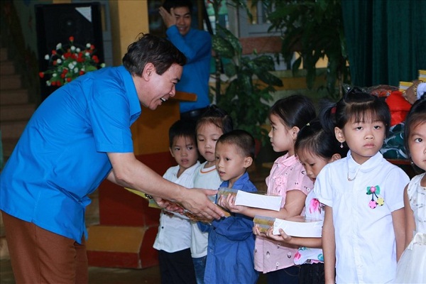 Công đoàn tỉnh Hoà Bình đồng hành cùng học sinh đến trường mùa mưa lũ