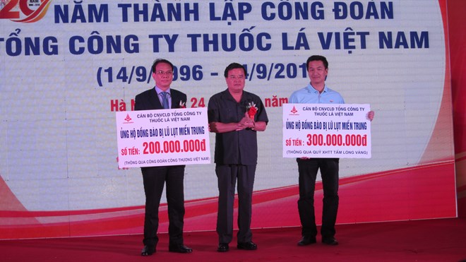 TCty Thuốc lá Việt Nam ủng hộ nhân dân miền Trung 300 triệu đồng