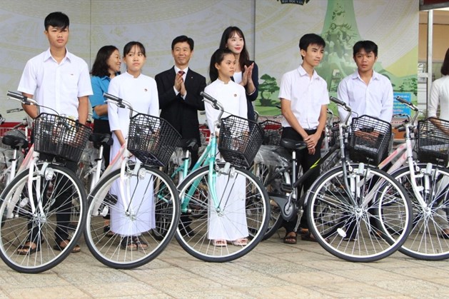 Tặng xe đạp và tập vở tiếp sức học sinh nghèo vượt khó tỉnh Bình Phước