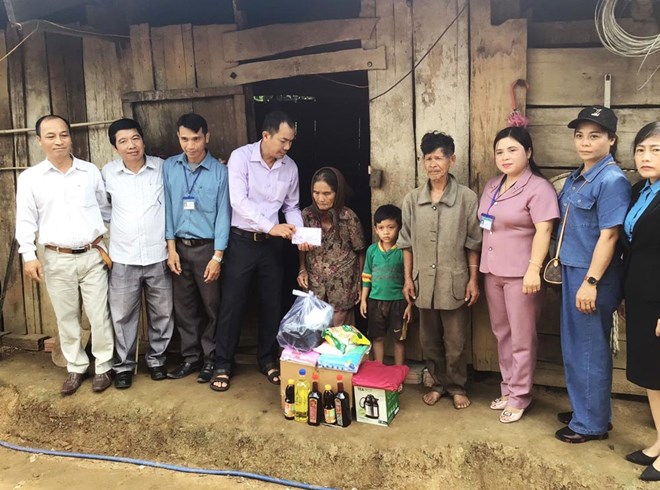 Quỹ Tấm lòng Vàng trao sổ tiết kiệm cho bé trai mồi côi cha mẹ ở Kon Tum