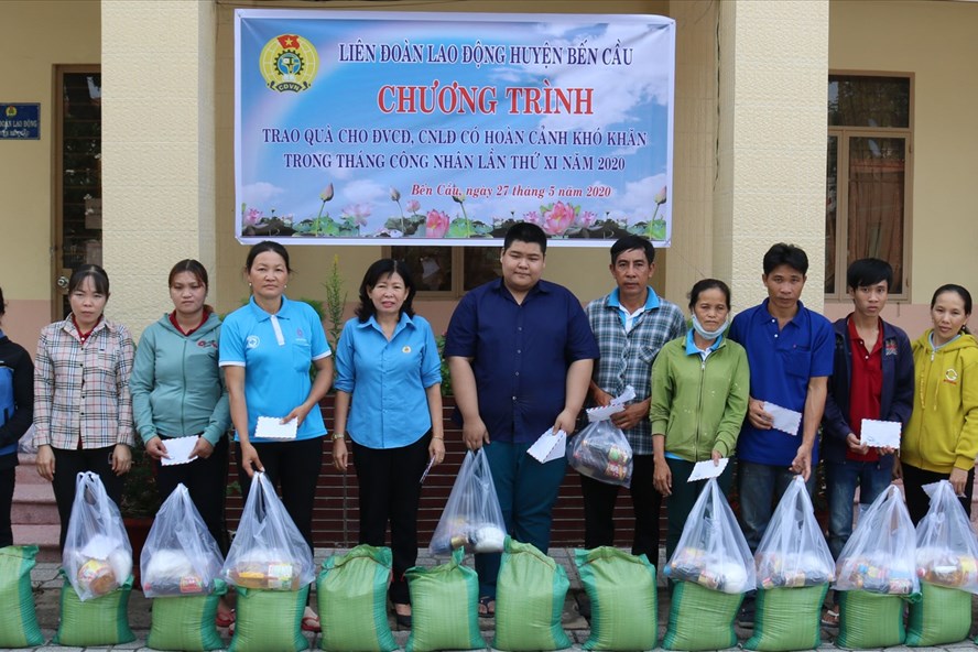 Tây Ninh: Tặng quà cho các đoàn viên công đoàn, công nhân lao động khó khăn