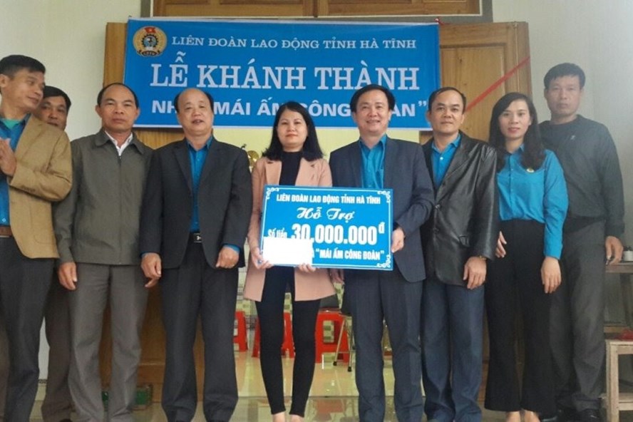 LĐLĐ tỉnh Hà Tĩnh hỗ trợ làm 2 nhà mái ấm công đoàn