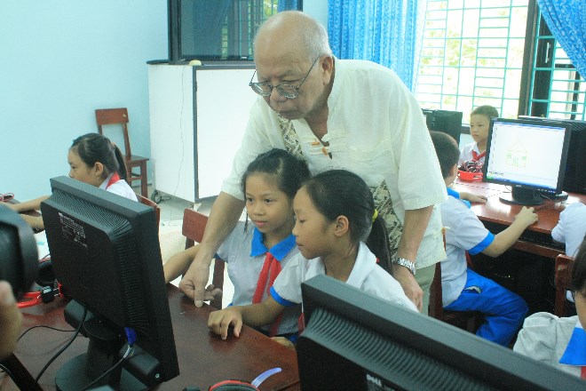 Tặng phòng học máy tính 100 triệu đồng cho học sinh Quảng Nam