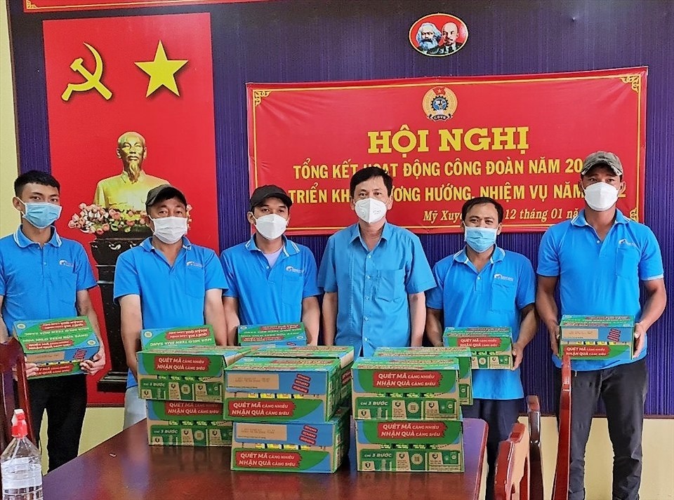 Trao quà tặng hơn 230 triệu từ Nestlé Việt Nam đến CNLĐ vui “Tết Sum vầy”