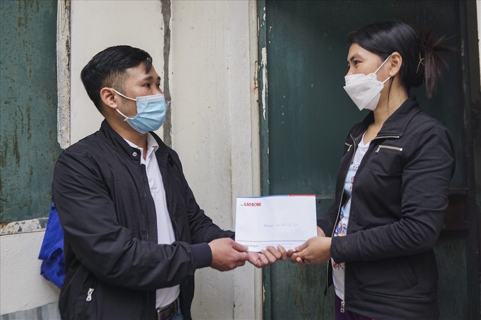 Bạn đọc Báo Lao Động ủng hộ 2 mẹ con nữ công nhân gom rác ở Hà Nội hơn 200 triệu đồng