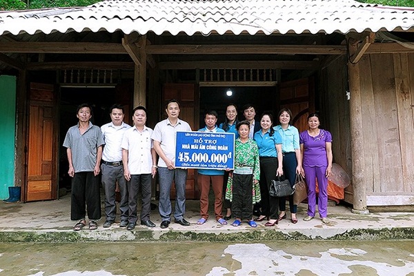LĐLĐ tỉnh Phú Thọ: Vượt núi, leo dốc trao tiền hỗ trợ xây dựng Nhà Mái ấm cho đoàn viên