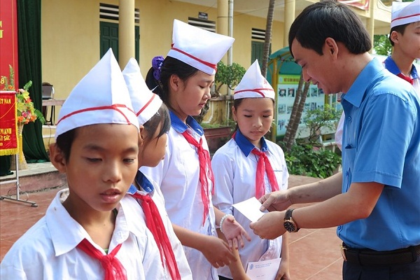 LĐLĐ tỉnh Phú Thọ: Trao 92 triệu đồng và 4.000 cuốn vở đầu năm học mới