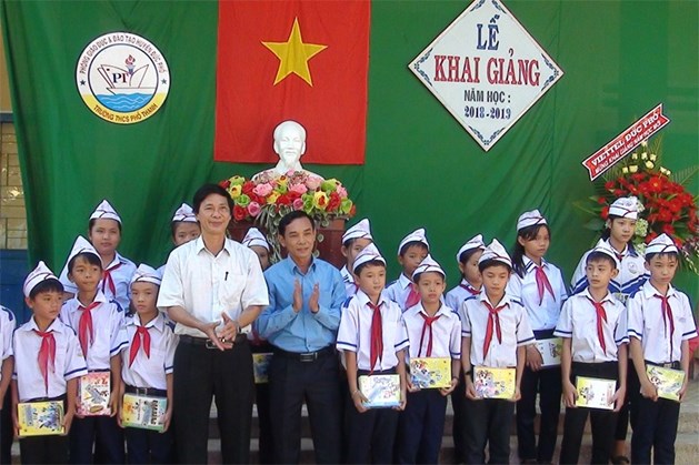 LĐLĐ tỉnh Quảng Ngãi: Trao vở đến với học sinh nghèo hiếu học