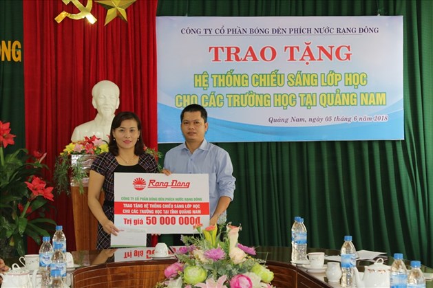 LĐLĐ tỉnh Quảng Nam và Quỹ Tấm lòng vàng tiếp nhận hệ thống chiếu sáng tặng cho trường học