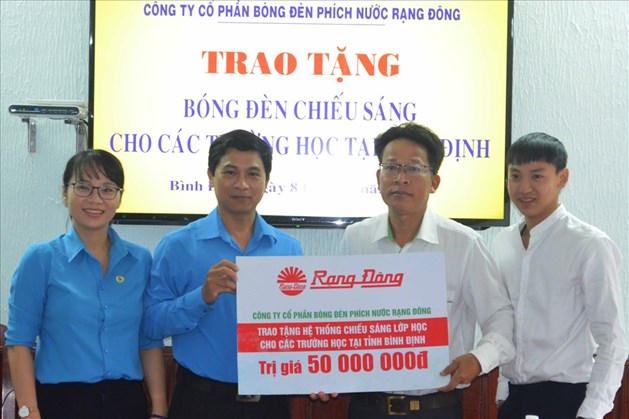 Cty CP Bóng đèn phích nước Rạng Đông hỗ trợ hệ thống chiếu sáng 10 phòng học ở Bình Định