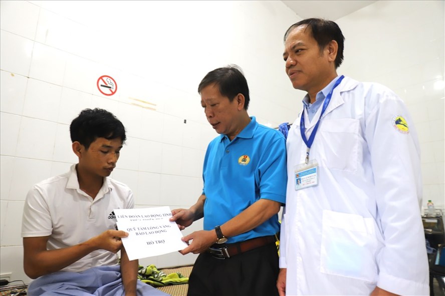Công đoàn Thừa Thiên Huế thăm hỏi nạn nhân trong vụ sạt lở thủy điện