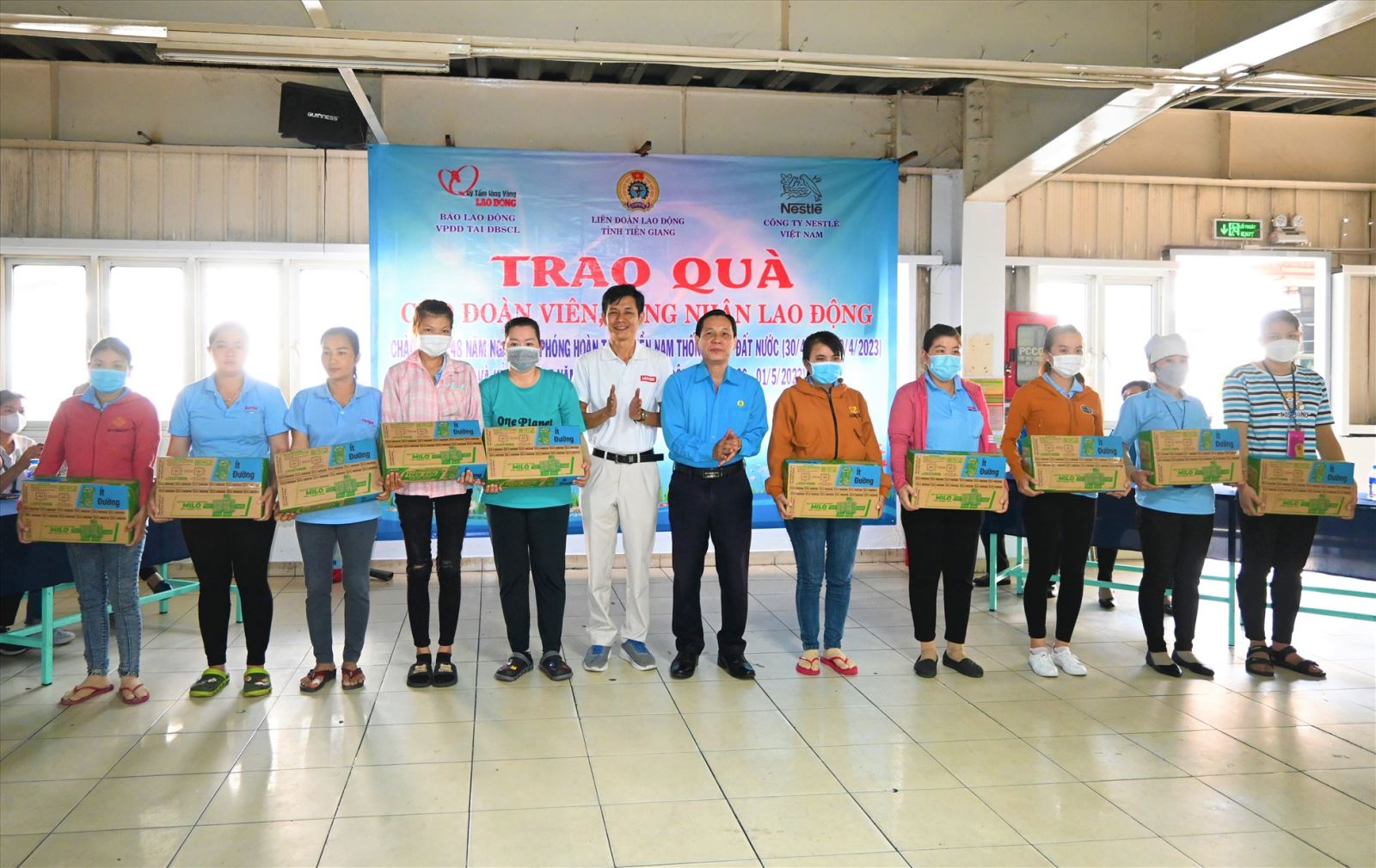 Trao quà từ Quỹ Tấm lòng Vàng cho 169 nữ công nhân tại Tiền Giang