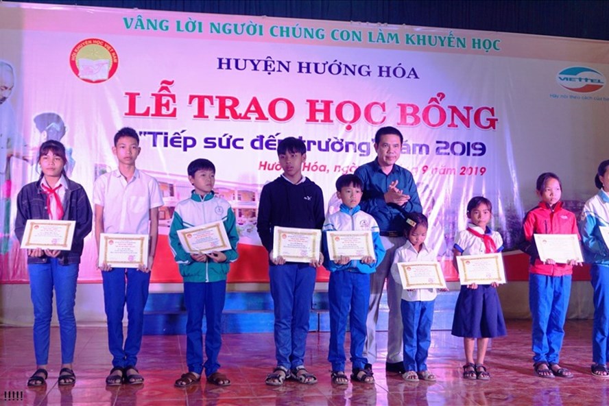 Quỹ Tấm lòng Vàng tặng học bổng “Tiếp sức đến trường” tại Quảng Trị