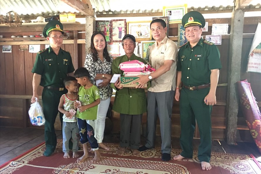 Quỹ TLV Lao Động: Trao quà cho các gia đình chính sách ở biên giới Việt-Lào