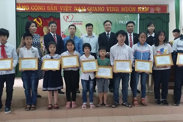 Trao 10 suất học bổng cho học sinh vượt khó học giỏi ở Bắc Ninh