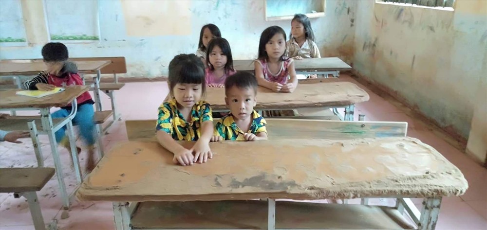 Mưa lũ tàn phá khiến gần 1.000 em học sinh thiếu bàn ghế ngồi học