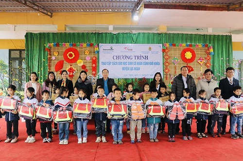 Trao tặng 500 cặp sách cho học sinh tại Bắc Giang