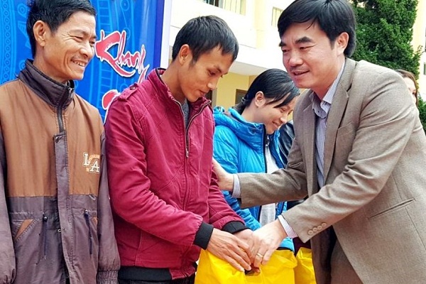 Trao áo ấm cho người lao động có hoàn cảnh khó khăn tại Quảng Bình