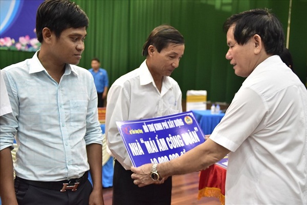 Bí thư Tỉnh ủy Trà Vinh trao tặng 10 Mái ấm công đoàn từ Quỹ TLV Lao Động