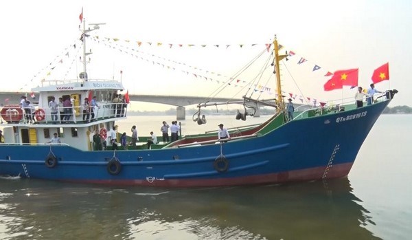 Bàn giao tàu vỏ thép “67” đầu tiên cho ngư dân Quảng Trị
