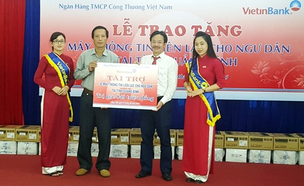 Công đoàn Ngân hàng Vietinbank Quảng Bình trao hỗ trợ cho ngư dân