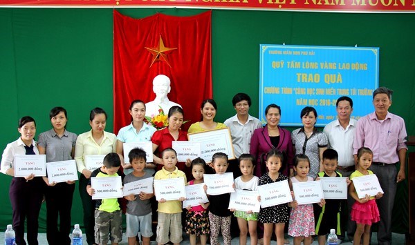 Quỹ Tấm Lòng Vàng Lao Động mang niềm vui đến thầy trò vùng biển Thừa Thiên – Huế