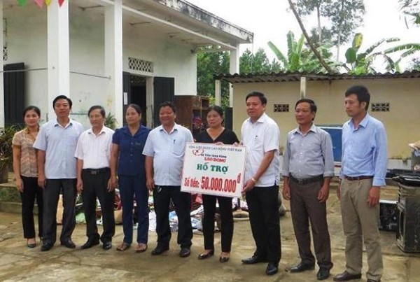 LĐLĐ tỉnh Hà Tĩnh: Trao 100 triệu đồng hỗ trợ trường học thiệt hại do mưa lũ