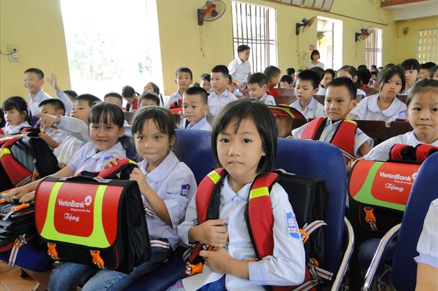 LĐLĐ Thái Bình trao phao cho học sinh khó khăn vùng sông nước