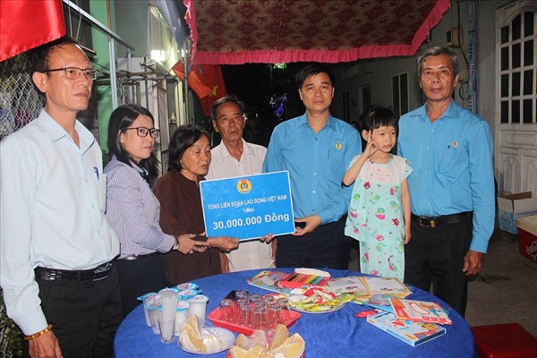 Cán bộ cơ quan Tổng LĐLĐVN chung tay vì bé Thảo Lam